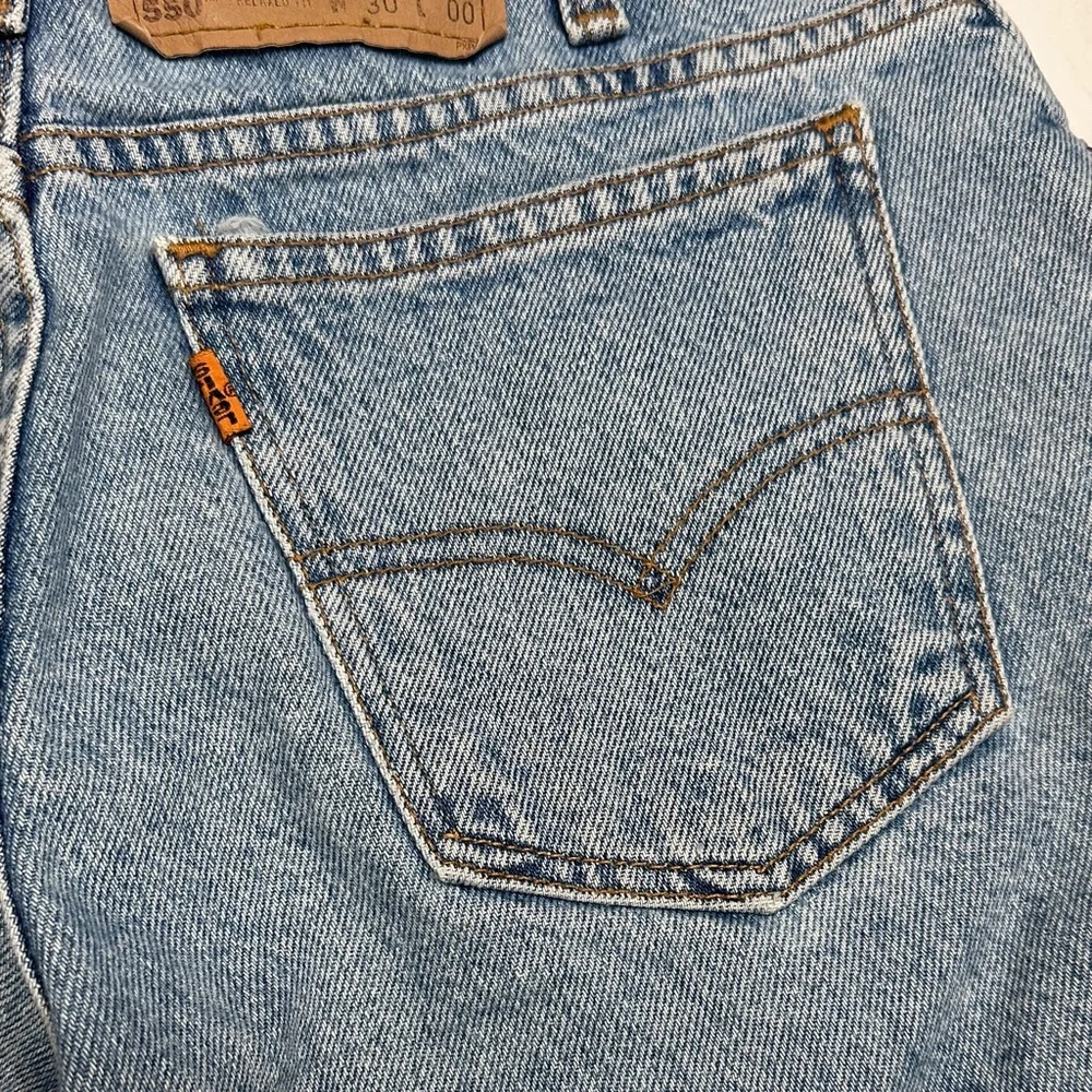 90s Vintage Levi's 550 High Rise Light Wash Relaxed Fit Denim Shorts - Picture 4 of 6